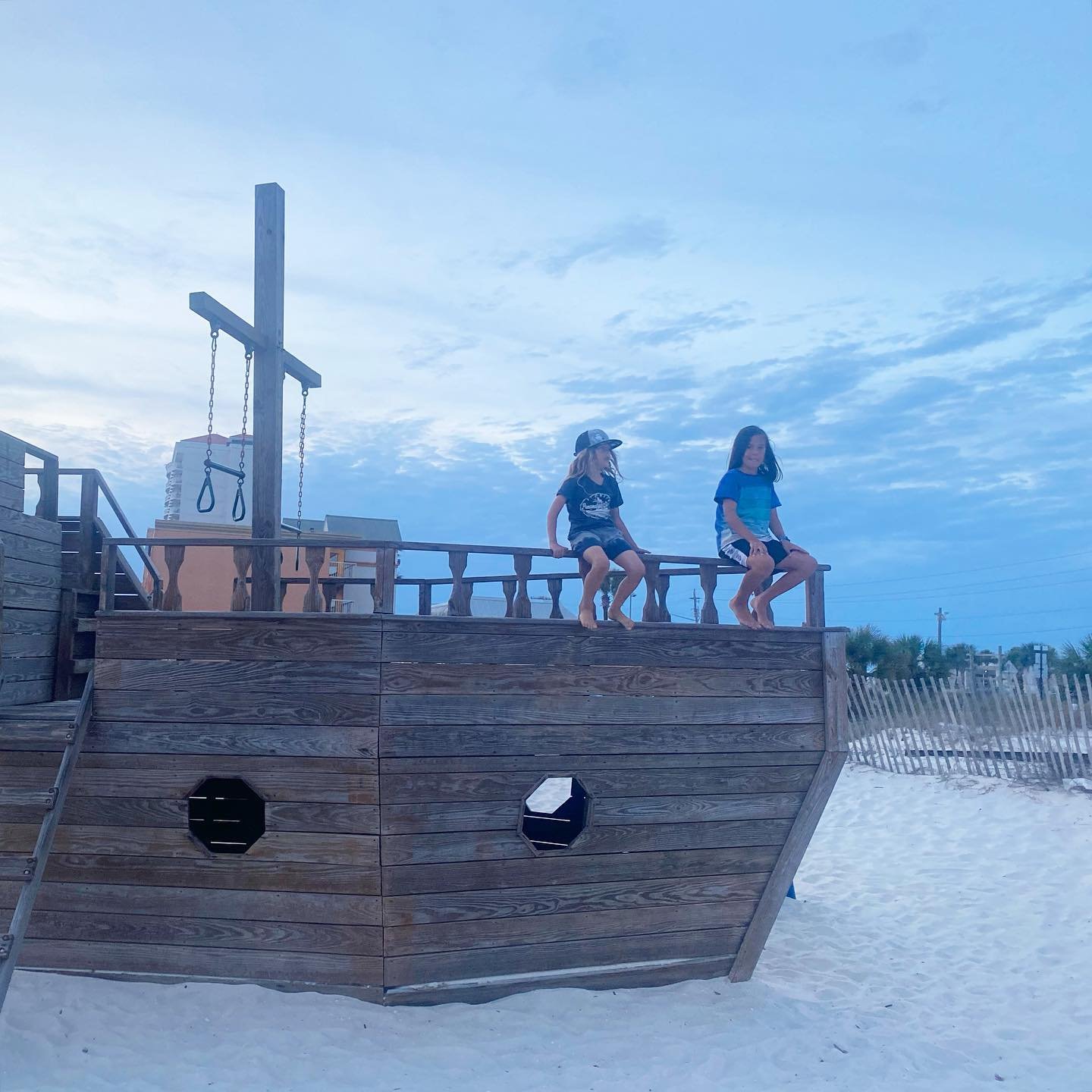 Then, after the big eclipse, we headed to watch a beautiful sunset at the beach, play on the pirate ship playground and enjoy Monday Family Karaoke 🎤🕺🏽🏴&zwj;☠️🌅