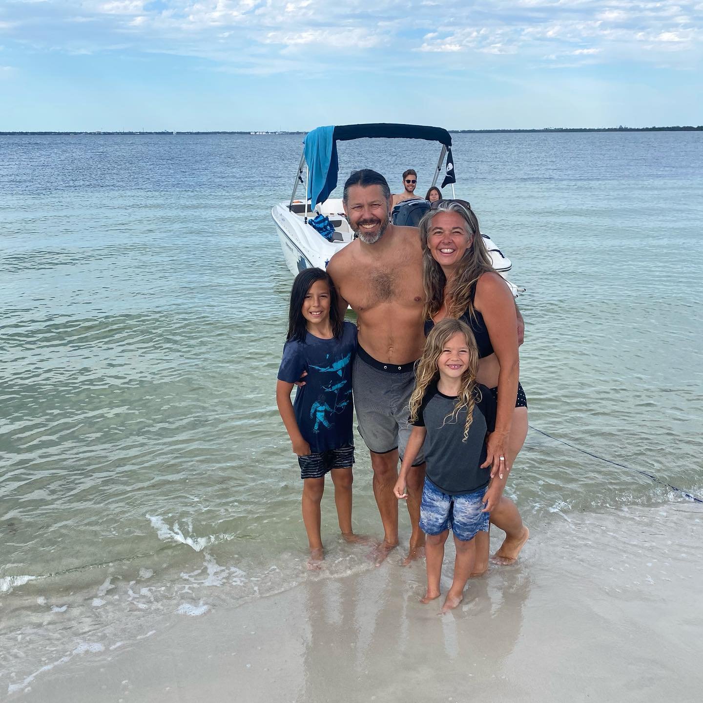 When you meet new boat friends who not only like to play football on the beach, but also love music, and then ask if you want a family pic and they actually capture the big kids in the back, as well. Thanks, friends!! 👏🏽☺️🚤🌊