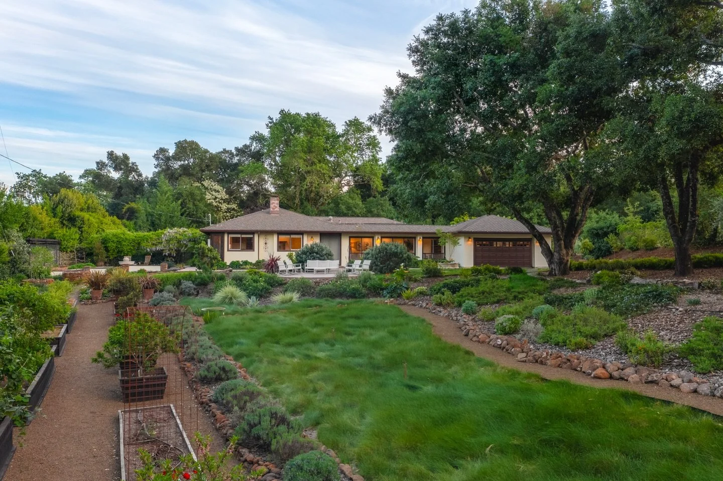 NEW LISTING &bull; 900 W Agua Caliente Rd &bull; Sonoma
 
3BD | 3BA | &plusmn;3,872 SF | &plusmn; 1 Acre lot 

Single-level living on just over an acre in Sonoma, where the setting feels more like a private park than a home. Seamless indoor-outdoor f