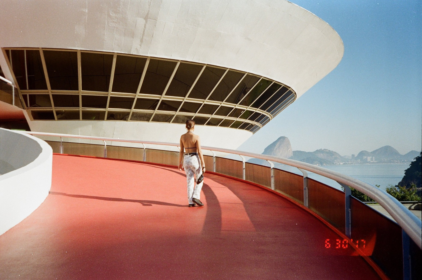 Photo by Douglas Barros, set in the Museum of Contemporary Art (MAC), iconic architecture by Oscar Niemeyer, in Niterói, Brazil