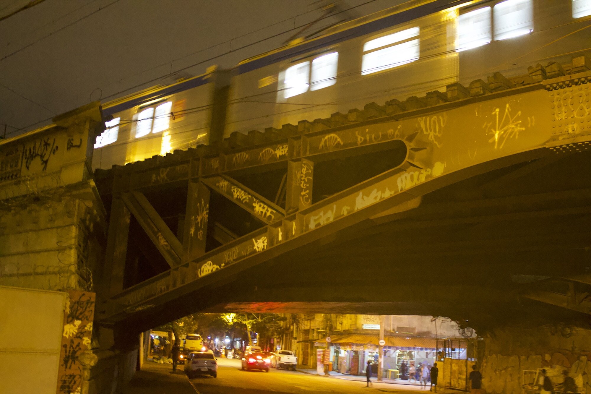 Train passes by in Vila Mimosa