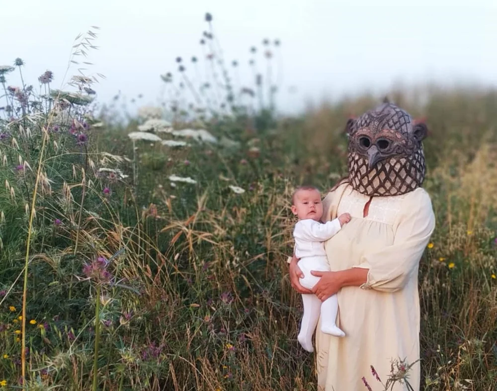 חן רכטמן, השיבה לאדמה, 2021, פיסול באדמת מעיין (אדמה ועשב) ושיבוץ חרסים וצביעה בצבעי אדמה | קרדיט צילום: נעמה לינדנבאום