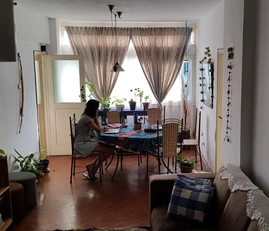 O aparelho fixado na parede, no lado direito da foto, é uma medido de energia (a energia é pré-paga por aqui)