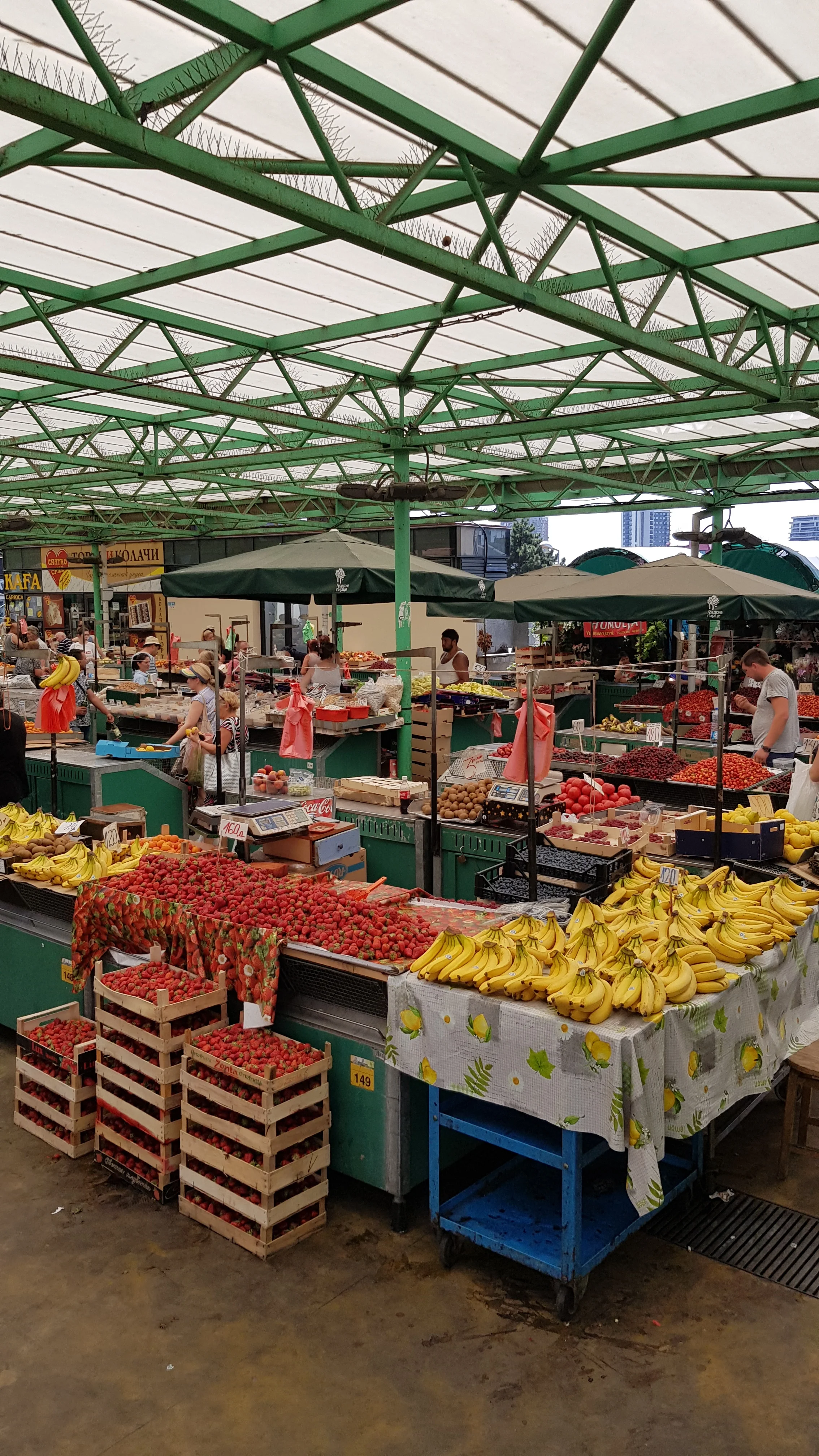 Feira com um monte de morango a preço de banana (ha-ha)
