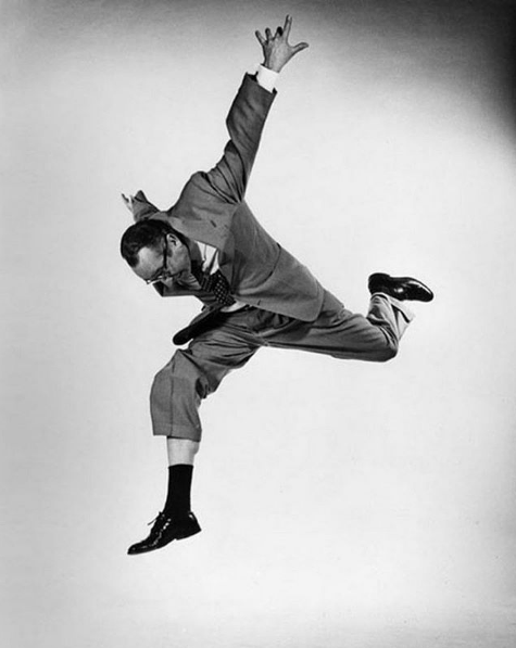 Na imagem acima, Philippe Halsman (o fotógrafo) e Harold Lloyd (o modelo) nos lembram da importância de manter os pés no chão