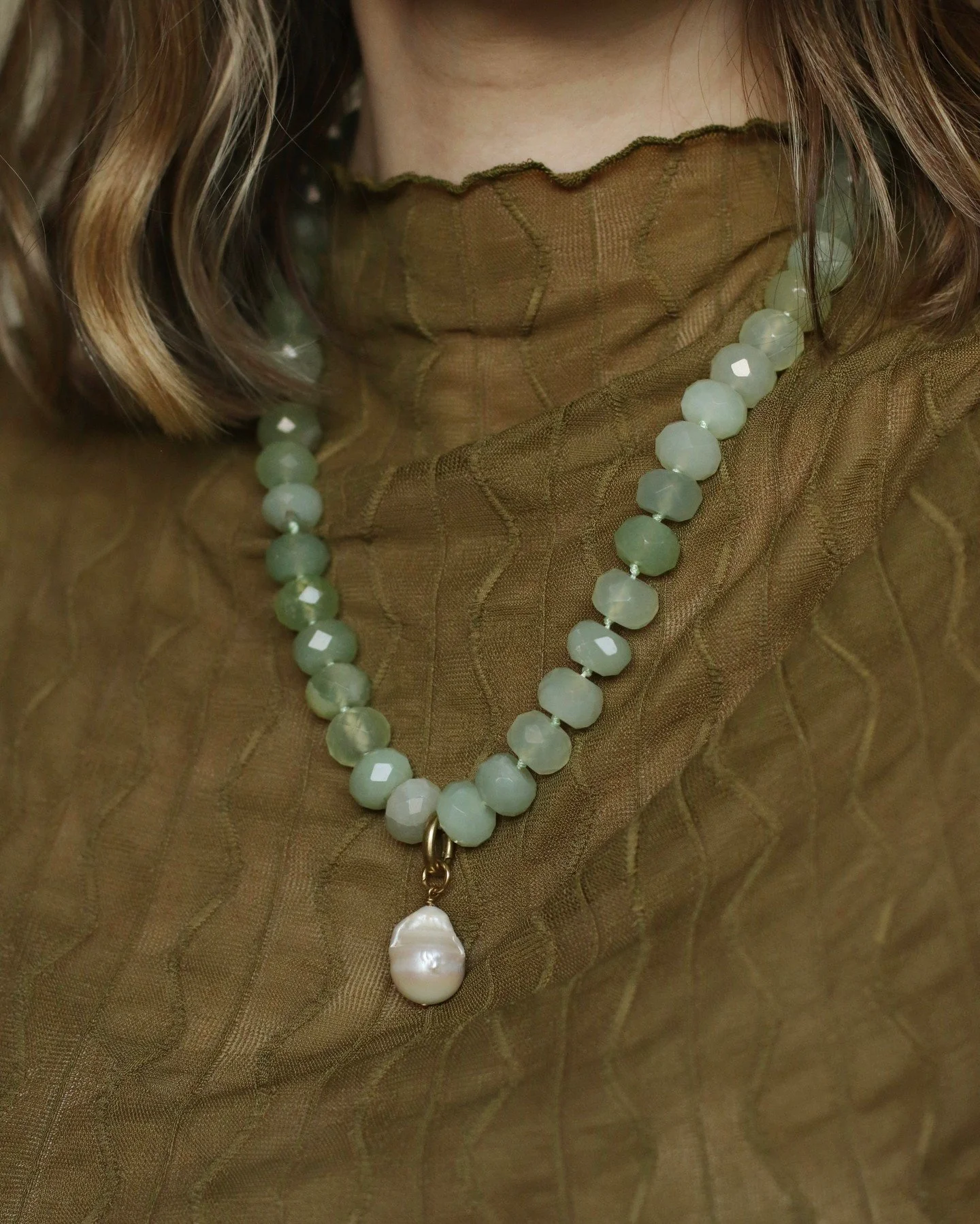 This one is hard not to keep for myself. One of a kind, hand knotted faceted jade rondel with baroque pearl pendant that hooks on and off- we are fans of versatility! 

 #cirealexandria #cirealexandriajewelry #limitededitioncollection #solidbrassjewe