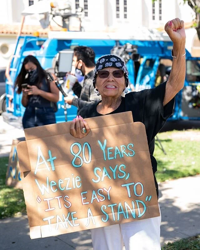 This woman is so beautiful in every way. ⠀⠀⠀⠀⠀⠀⠀⠀⠀
Take. 
A.
Stand. ⠀⠀⠀⠀⠀⠀⠀⠀⠀
Weezie says it's easy so let's go. ⠀⠀⠀⠀⠀⠀⠀⠀⠀
#BLM #blacklivesmatter #eastLA #georgefloyd #losangeles #losangelesprotests #tuluchaesmilucha #elsereno