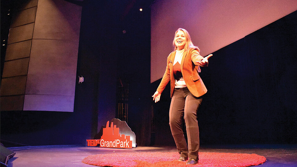 tedx_flavia_lemos_next_to_video.jpg