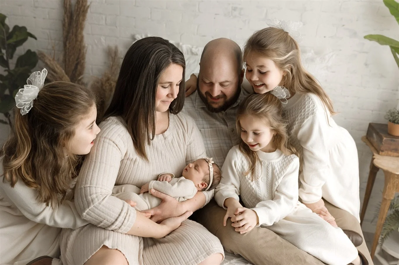 We had about 4 inches of snow here in Gainesville!! It was so thick and powdery, and the kids loved playing in it. To stick with the cozy winter vibes, I&rsquo;m sharing this amazing family. I absolutely adore all the sweet sisters. They&rsquo;re so 