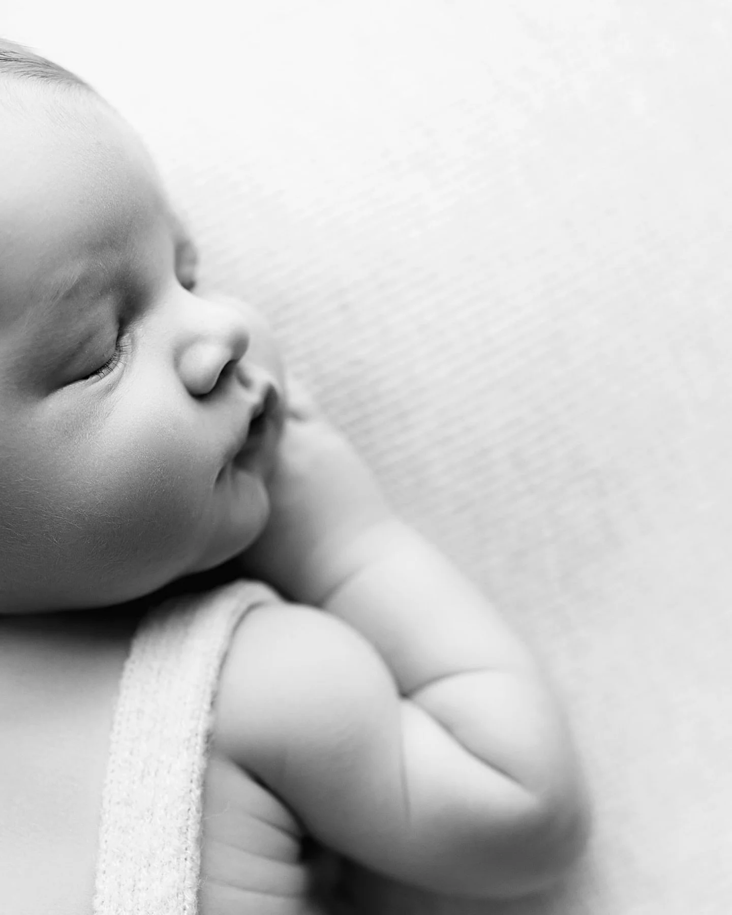 I&rsquo;m always so obsessed with the timeless look and feel of black and white photos. For me they evoke emotion and make time feel like it&rsquo;s standing still. It&rsquo;s not like ordinary color photos where you freeze time&hellip;
Can anyone el