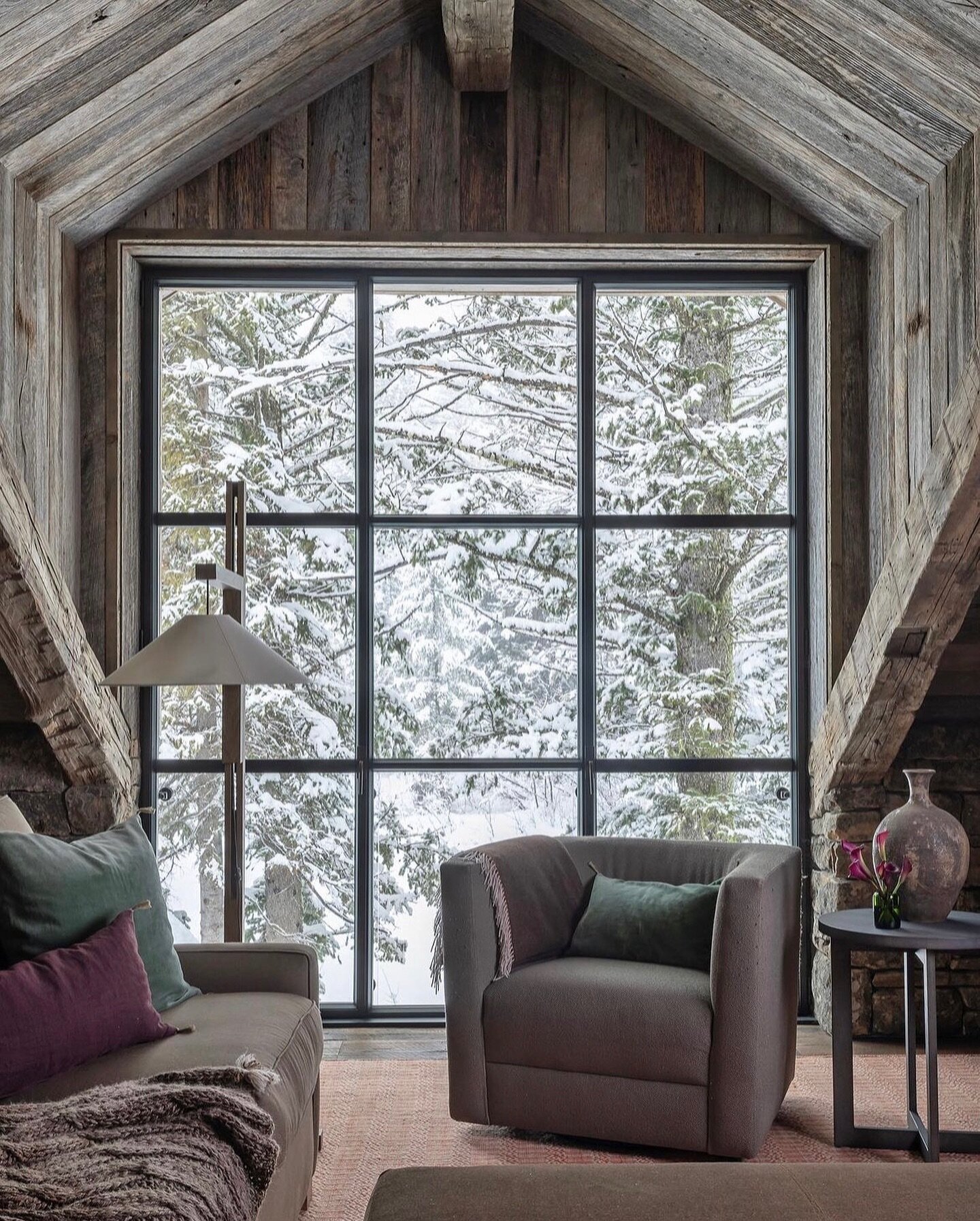 Last gasp of winter in snow country. A charming bedroom by @jlfarchitects with @bigdsignature.
&bull;
Photograph by @audreyhallphoto
&bull;
&bull;
&bull;
#snowcountry #cabinstyle #cabininthewoods #bedroom #rusticbedroom #bedroomgoals #cabinstyle #bed