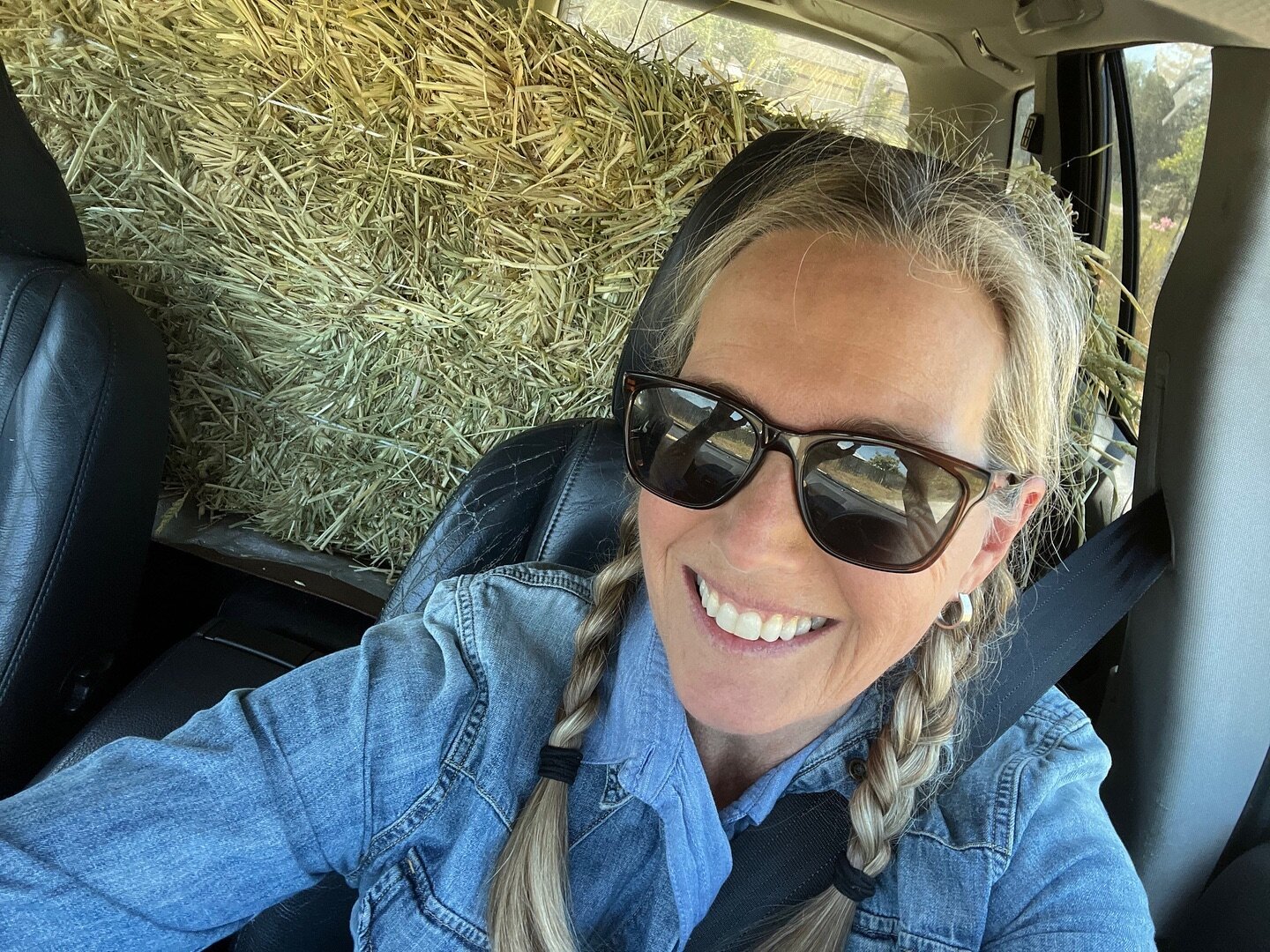 Country gal at heart&hellip;
(Thanks @cindypacatte for the hay bales; I haven&rsquo;t forgotten!)
&bull;
&bull;
&bull;
#weekendmood #countrystyle #sonomacountyliving #cowgirlatheart #countrylifestyle #californialivin #haybales #haulinghay #countryath