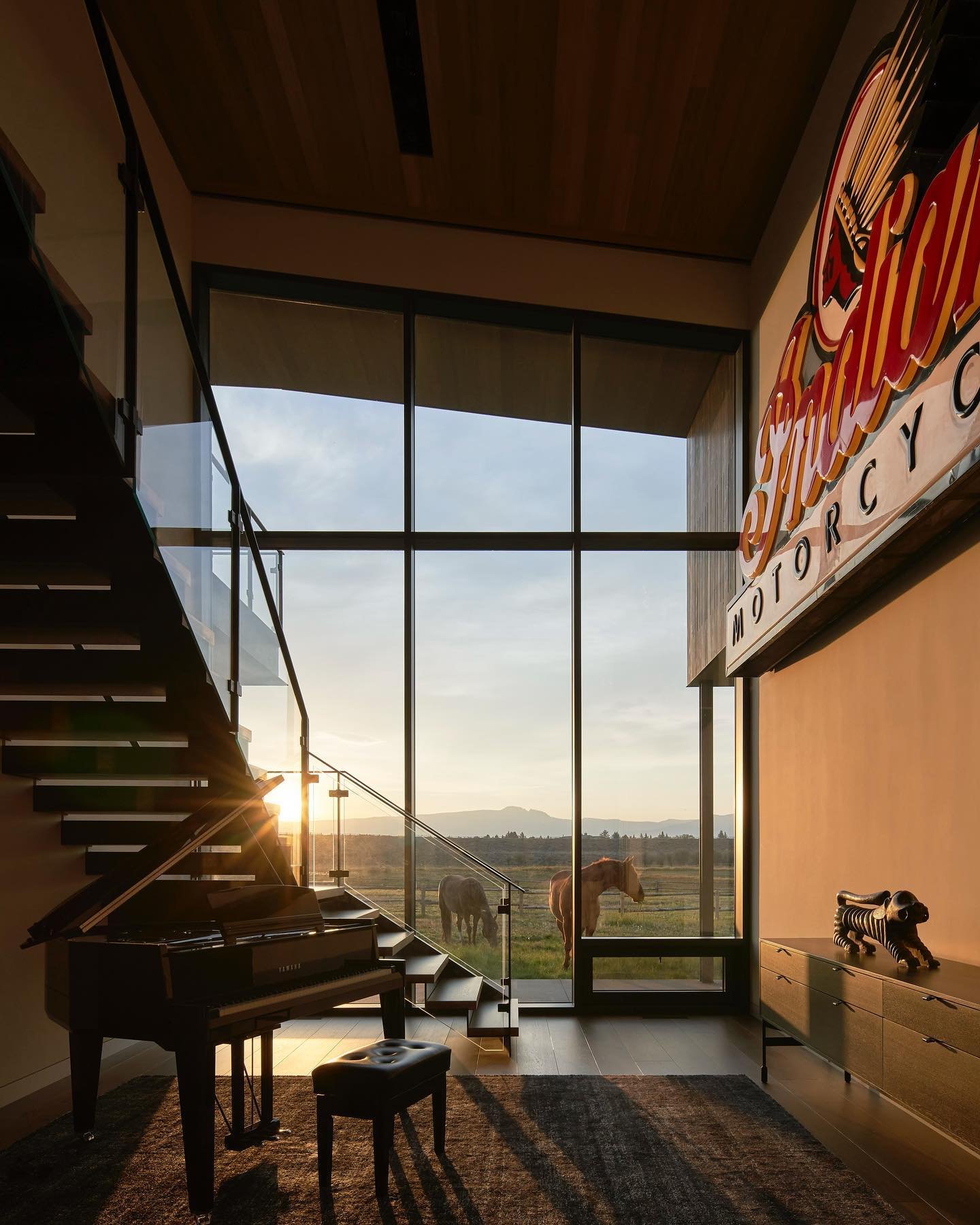 More on that @clbarchitects project I covered for @big_sky_journal. Big impact foyer, horses a bonus! The nearby barn is sleek, with clean lines and a skylight running its length to provide lots of natural light. 

&bull;
Photo by Matthew Millman (@m