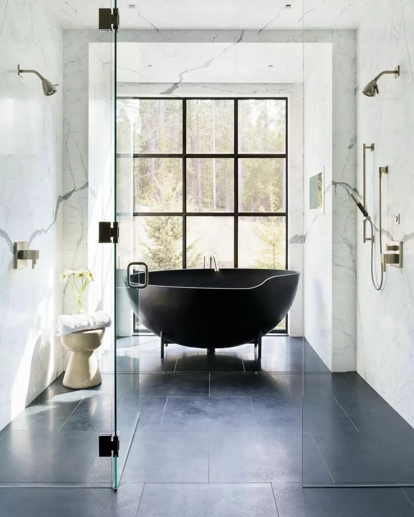 A stunning space to start the day from @northforkbuilders.
&bull;
&bull;
&bull;
#bath #bathtime #bathtub #bathinspo #bathroomdesign #elevateddesign #bathspa #retreat #bathroominspiration #mountainhome #modernrustic #mountainmodernhomes #bathroomdecor