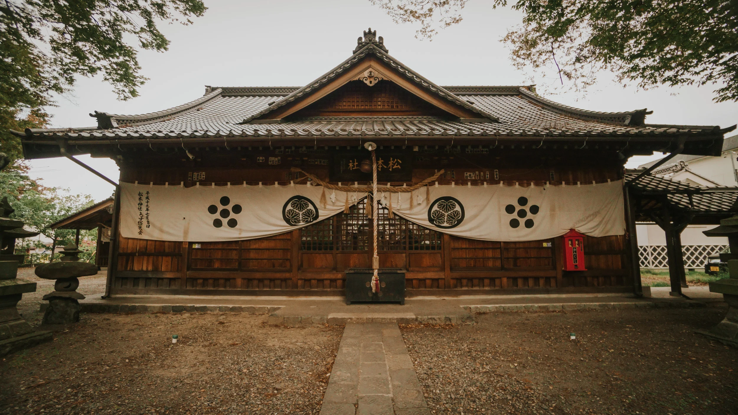 polywander-what-to-see-in-matsumoto-shrine.jpeg