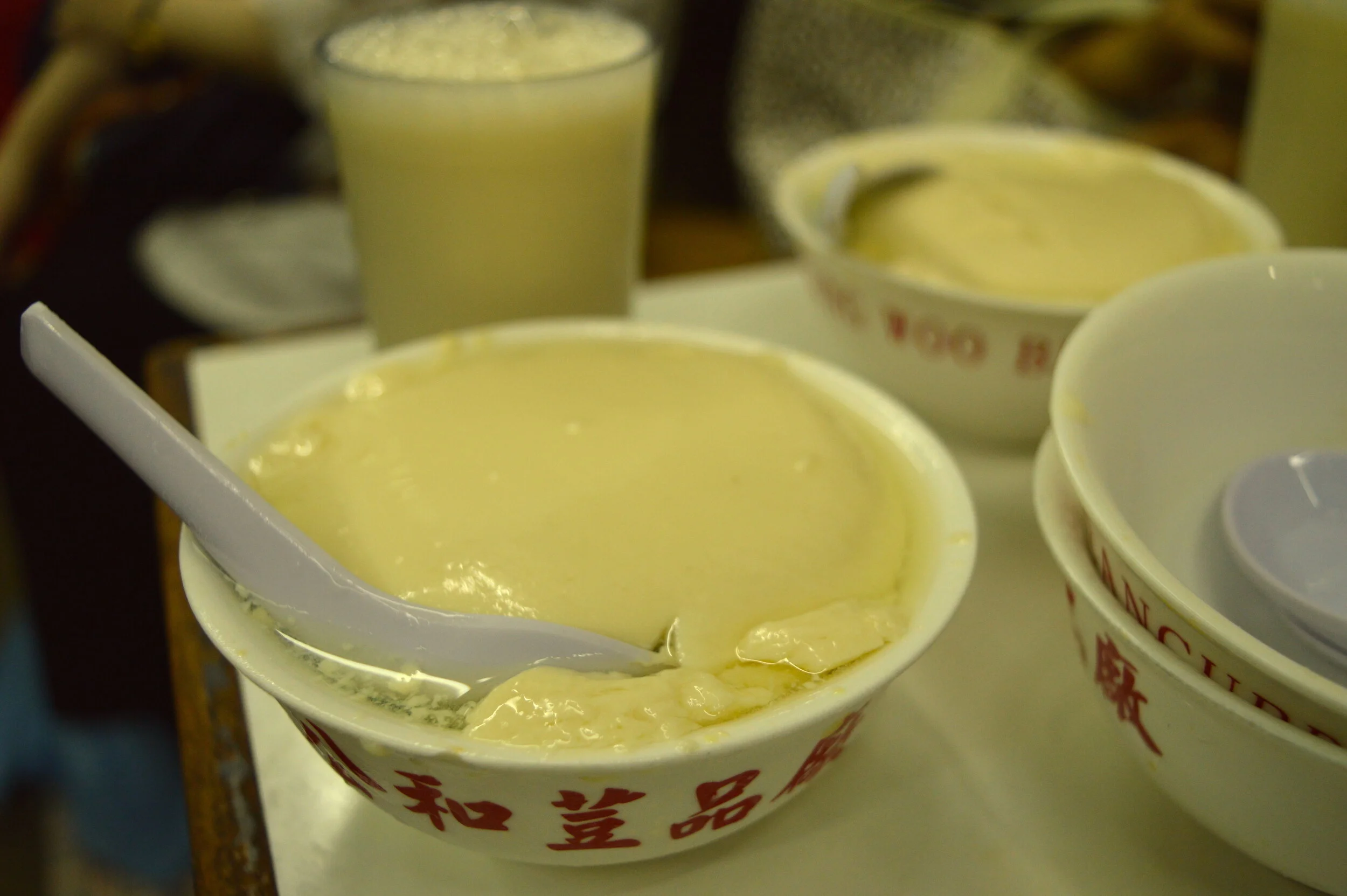  素朴な味わいの豆花と豆乳。豆花は8香港ドル（約105円）、豆乳は5香港ドル（約65円） 