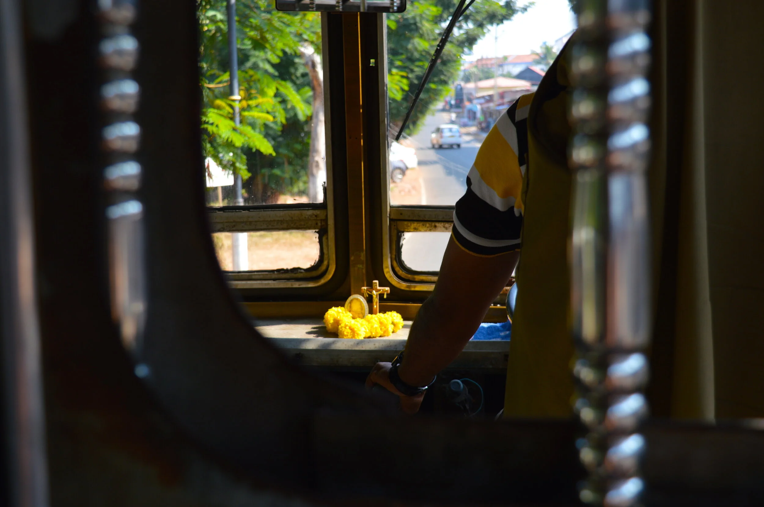 大音量でクラブ音楽をかけながら疾走する地元の路線バス。カトリック教徒の多いゴアらしく、運転席には十字架が置かれていた。マルガオまで片道約４５分、１人40円弱。