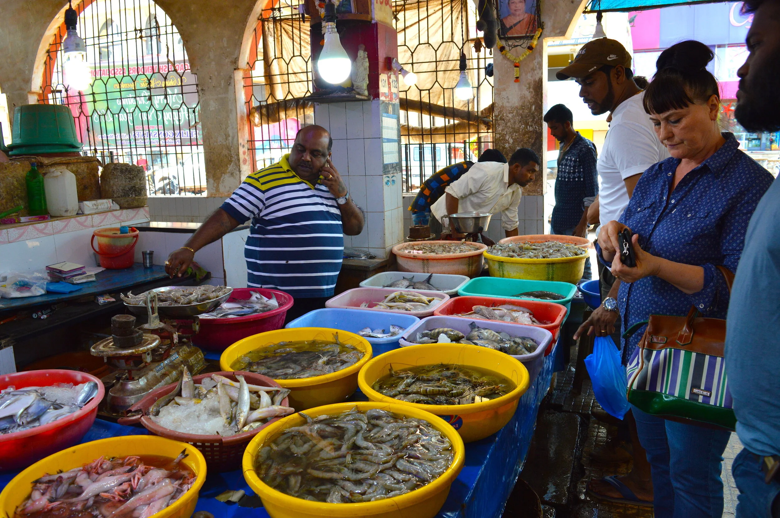  マルガオの魚市場には、アラビア海で獲れた新鮮な魚が並ぶ。値段は交渉次第。 