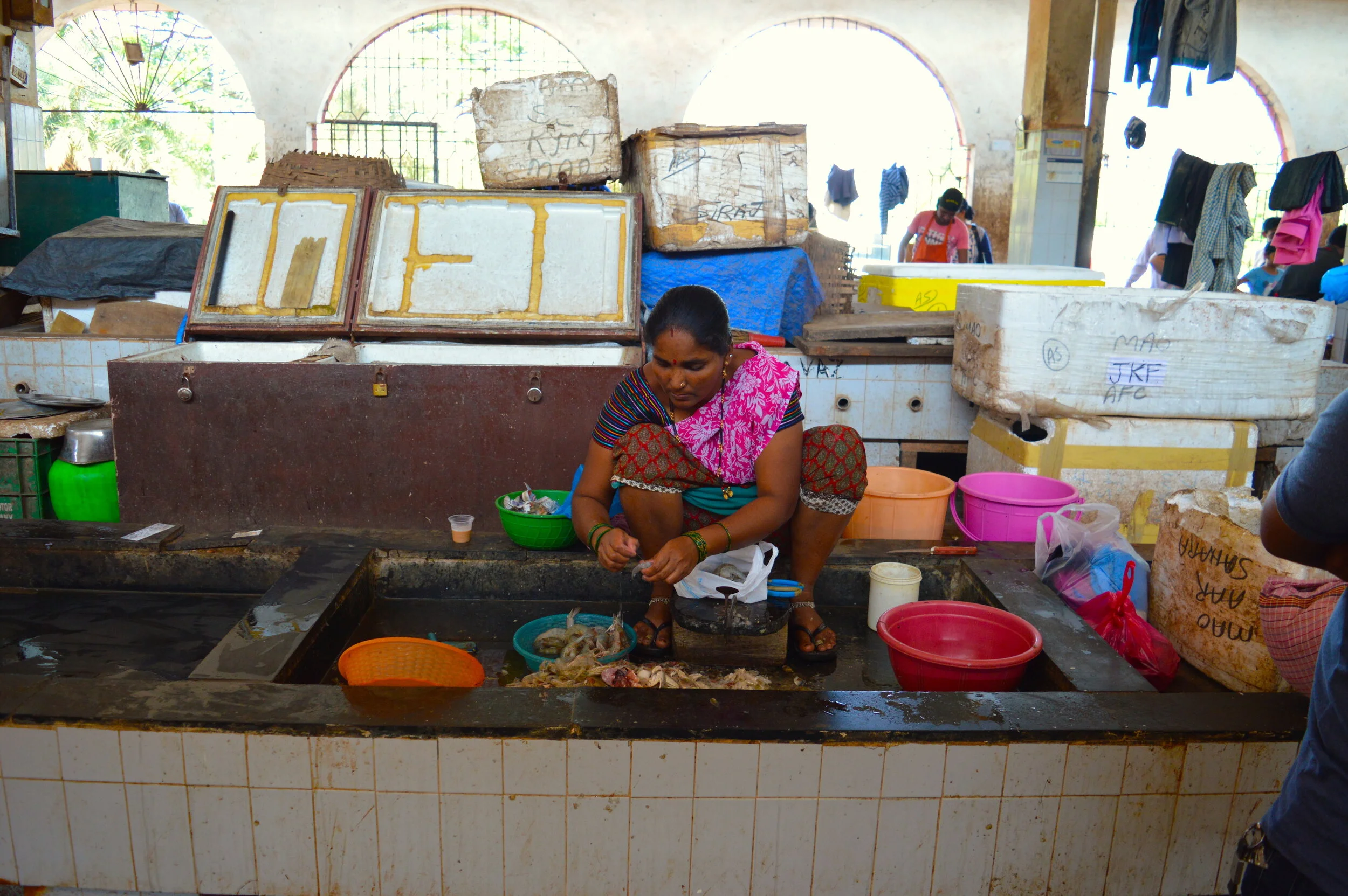  魚市場の奥で、買った魚をさばいてくれる。こちらも料金は要交渉で、購入したサバ4匹の頭とワタ、ヒレをとってもらい、40円弱だった。 