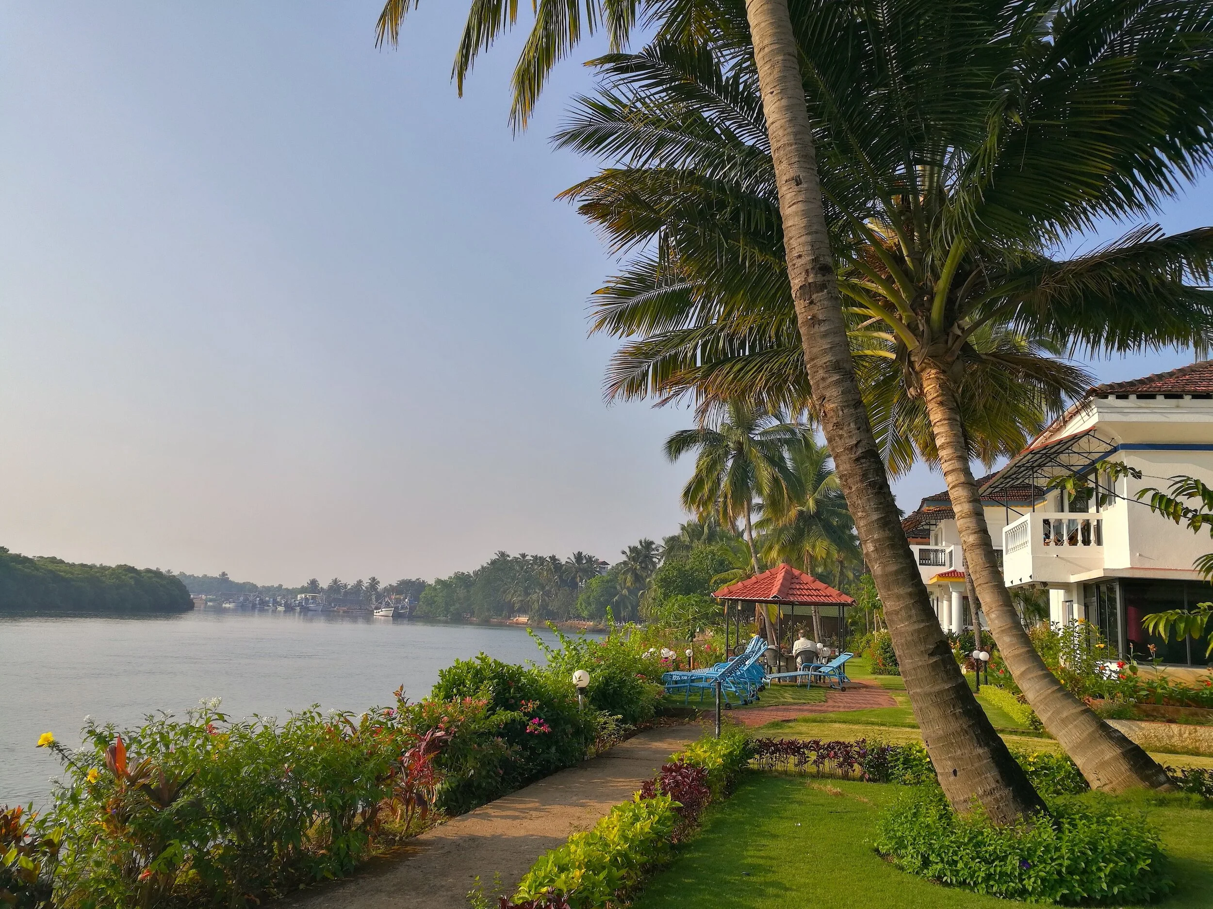  アラビア海にゆったりと流れ込むサル川。この辺りは野鳥の保護区で、川では魚の他に牡蠣も獲れるため、小さな舟に乗った地元の漁師が行き交う。 
