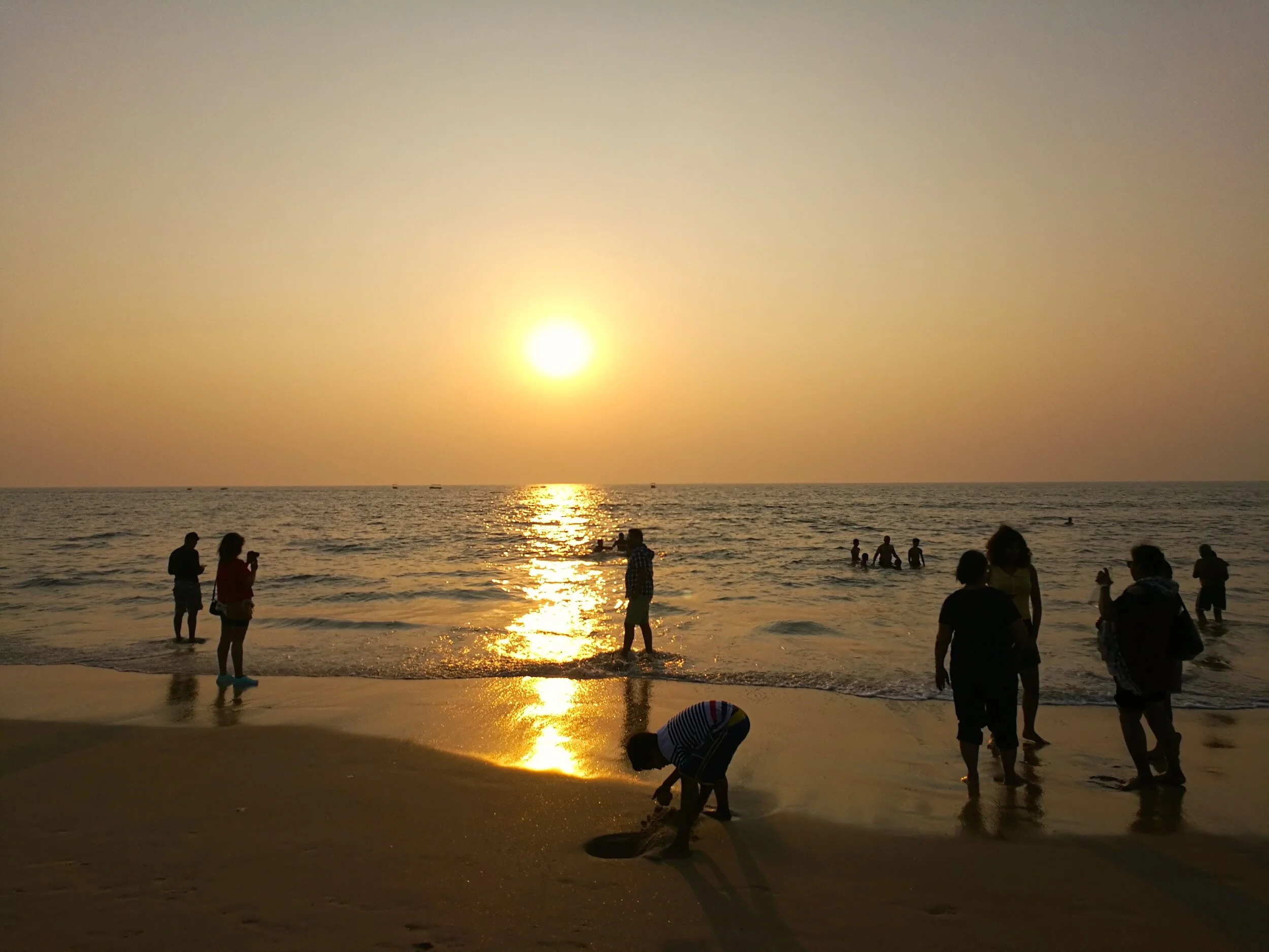  アラビア海に沈む夕日を見に、毎日夕暮れ時にキャベロッサムのビーチを散歩した。 