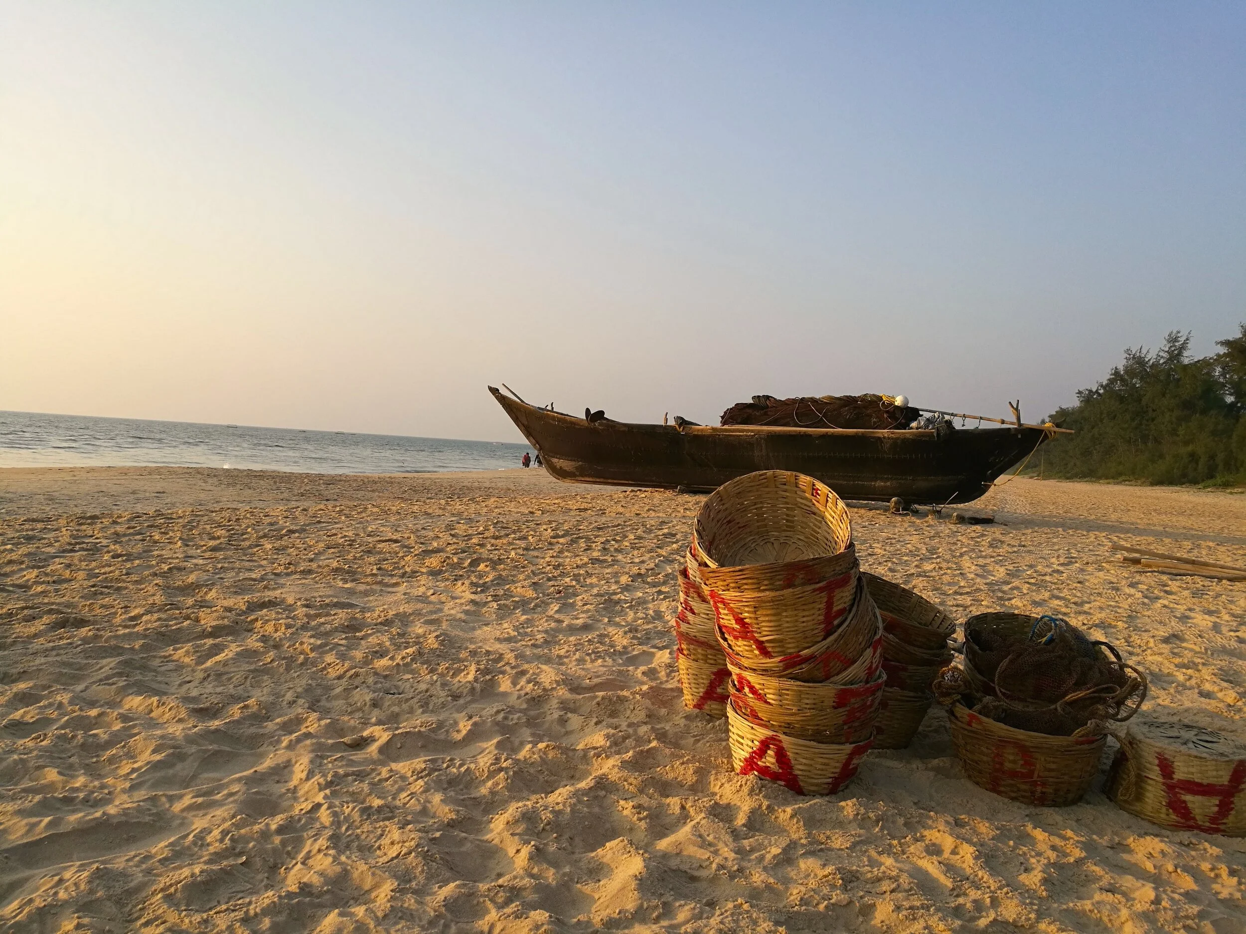  この辺りは波が荒いので、漁師は片側にフロートの付いた舟で漁に出るそうだ。粒子の細かい砂は、歩くたびにキュッキュッと音を立てる。 