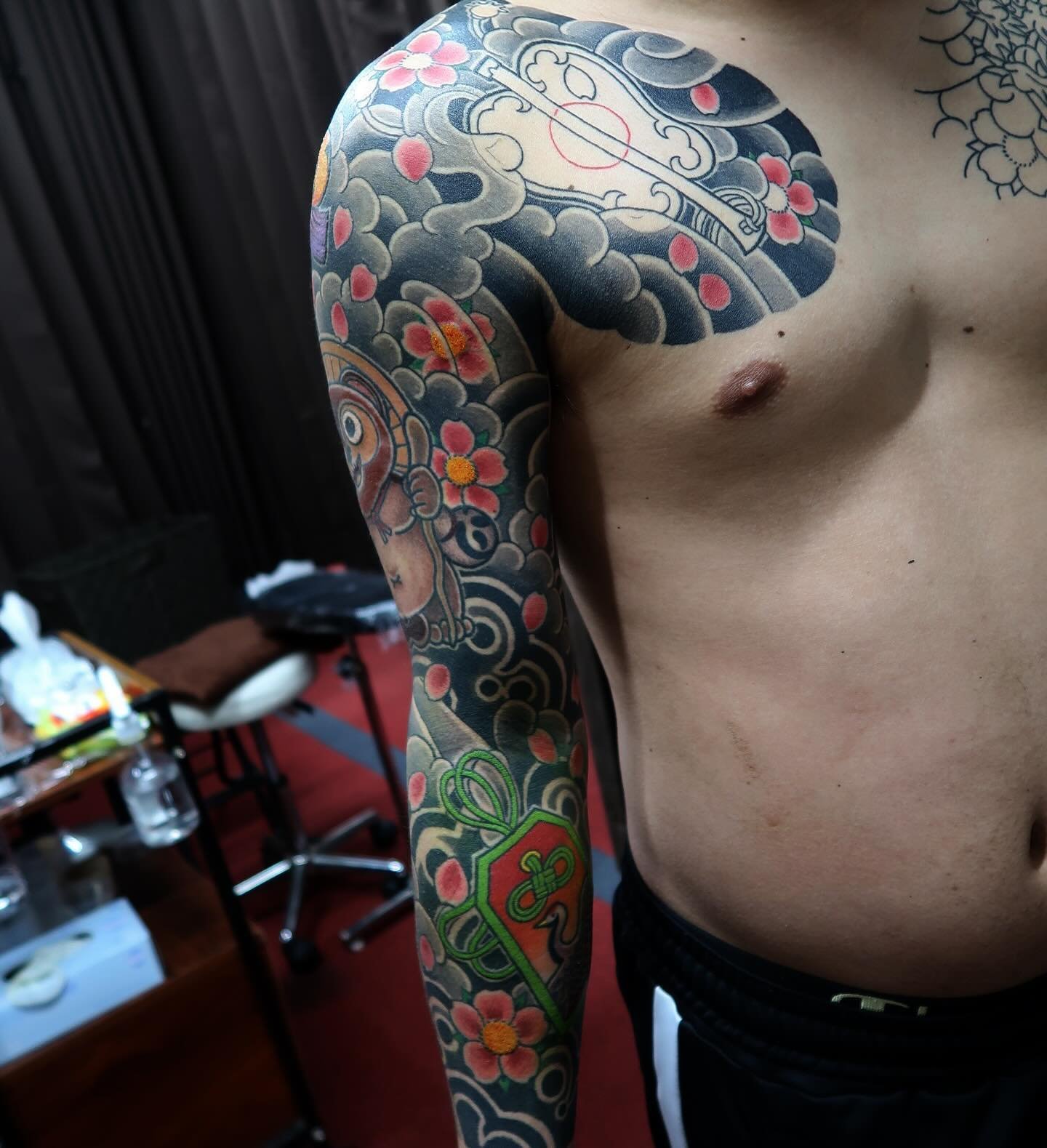 片腕次で終わりです👈
いつもありがとうございます！
次回完成予定です
またよろしくお願いします🙏

By Ryu

#tokyotattoo
#tattooartist
#tattoo
#tattoos
#tattooshop
#irezumi
#fugatattoo
#Japantattoo
#ink
#inked

#タトゥー
#新宿タトゥー
#新宿
#東京タトゥー
#東京
#神奈川タトゥー
#埼玉タトゥー
#千葉タトゥー
#フーガタトゥー
#胸割り
#女性彫師