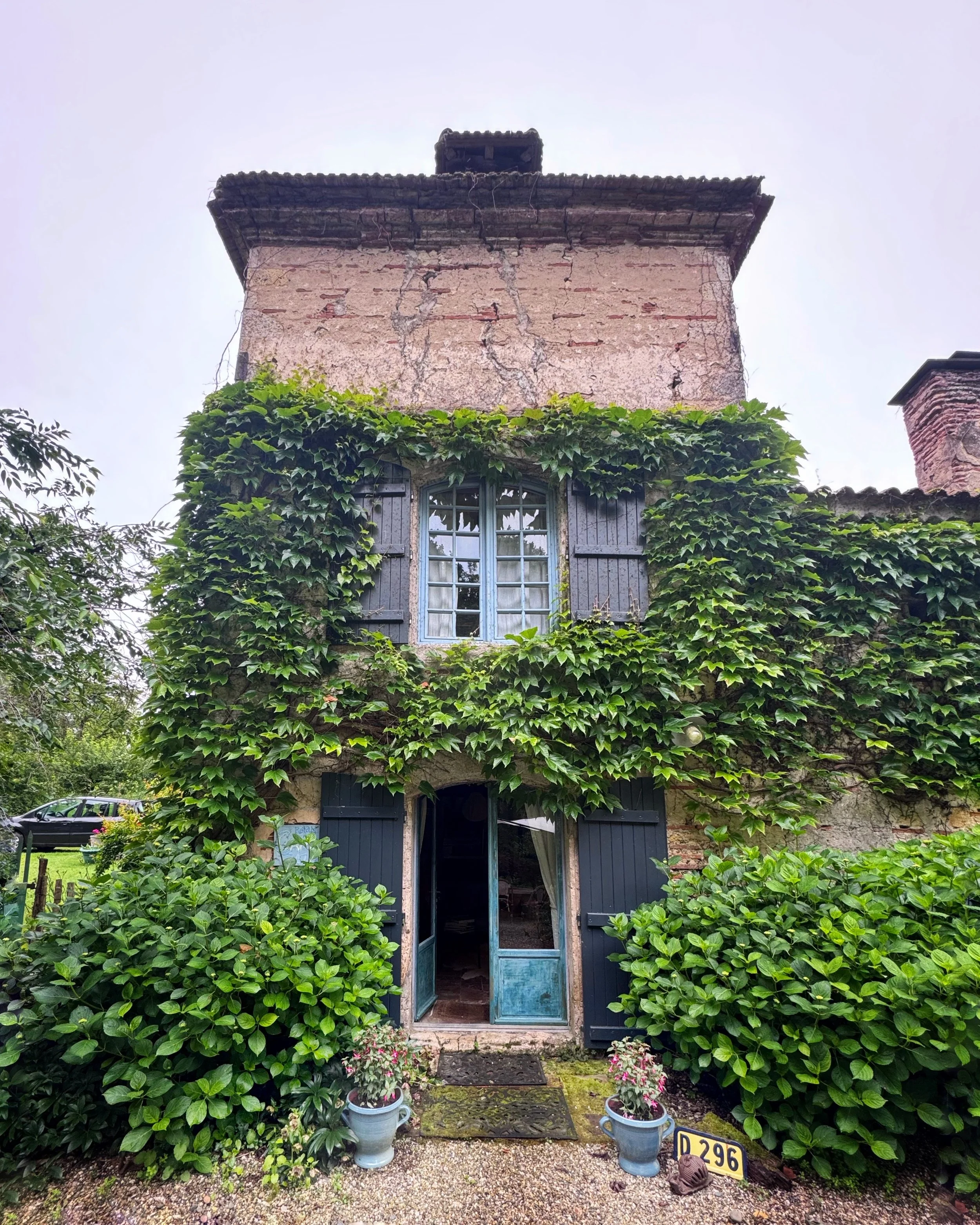 New pots from the @poterie_not for the front doors to celebrate the Spring Sessions at the Relais de Camont. What would you write if you had two weeks in a quiet French farmhouse? memoir? mystery? cookbook? novel? 

Come join us this summer and see!
