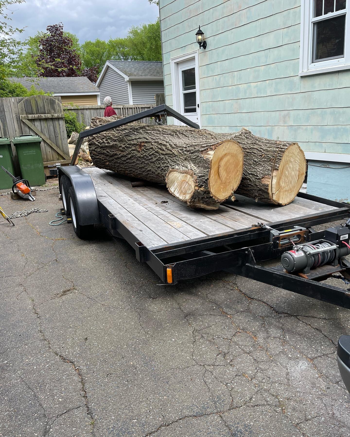 Pulled this beauty out of the North End  Halifax today.  Had to remove half a fence and shut down the street but it made it home. 

#sawmill #sawmillbusiness #woodpreneur #woodmizer #woodmizersawmills #nomiddleman #forestry #forestryequipment #wood #