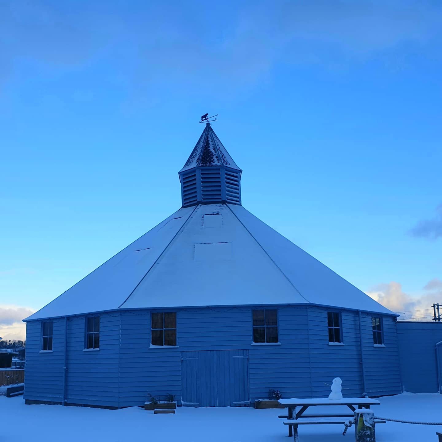 The last time we had proper snow we had just put the scaffolding up inside when restoring the mart. The main pillars supporting the building were so rotten we thought the weight of the snow might of knocked her over. Luckily for us it didn't and she 