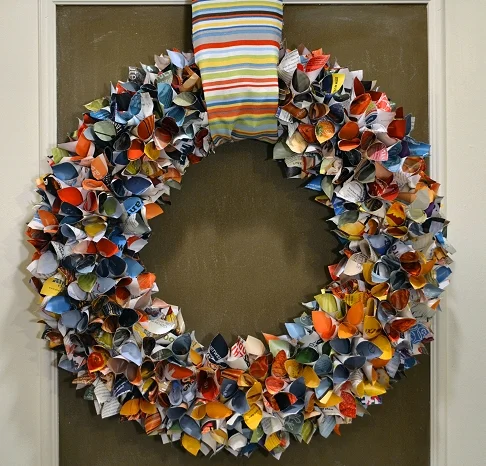 upcycled-magazine-wreath-8.jpg