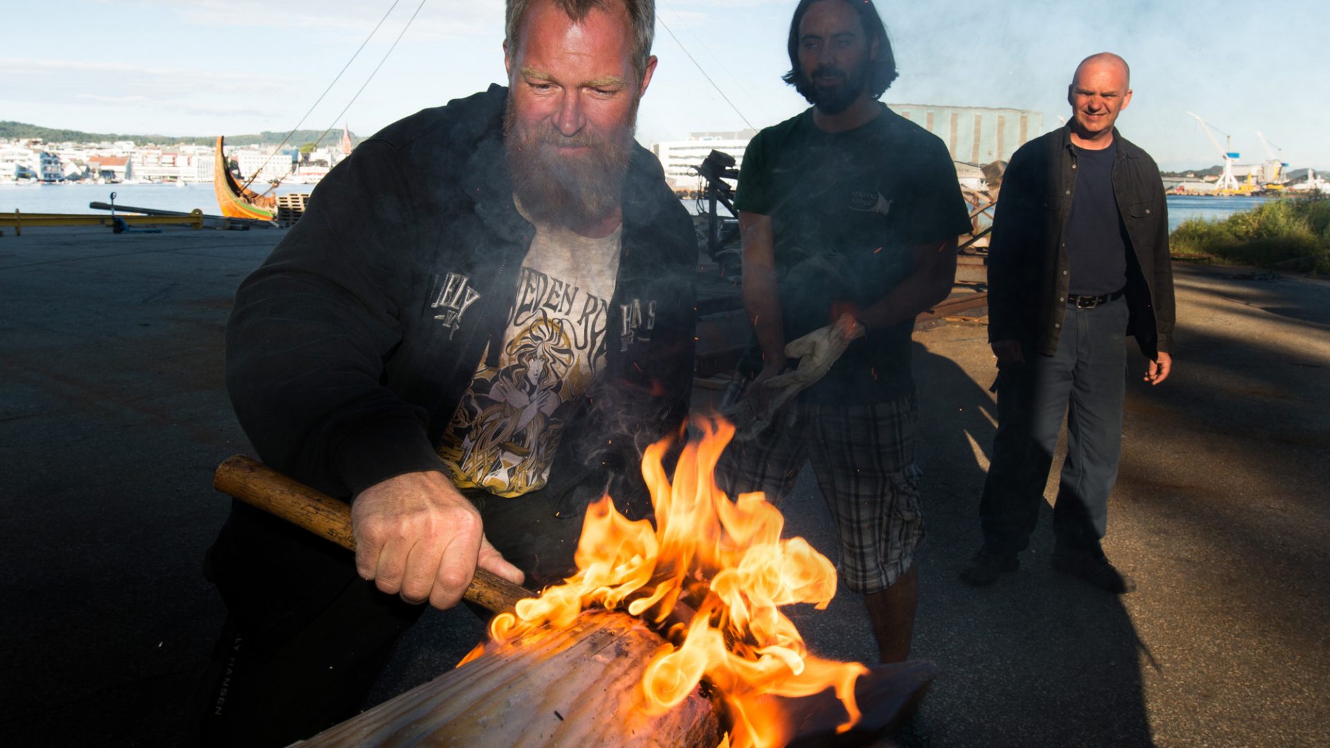 Mounting a iron ring to the Beitås. (the part that supports the lower part of the sail)