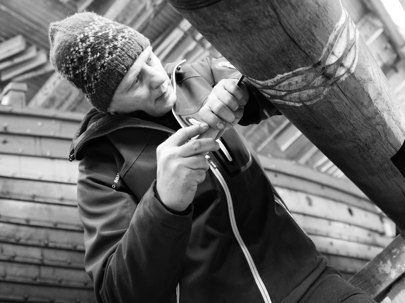 Patterns from the Gokstad ship is carved onto the rudder by woodcarver Claus Pedersen.