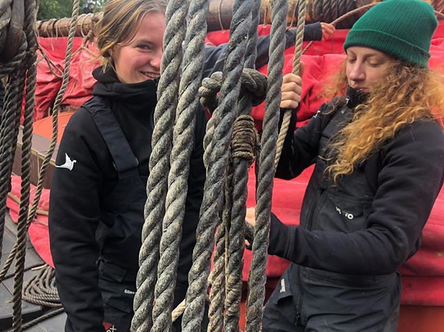 Amanda and Dominique getting readily to do a daysail in New York harbor, watch us live on Facebook at 11:30 am. #viking #vikingspirit #draken #norway #newyork