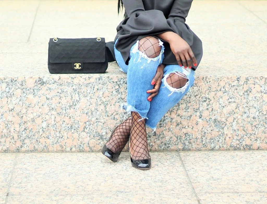 Fishnet-Tights-Under-Ripped-Jeans_1.jpg
