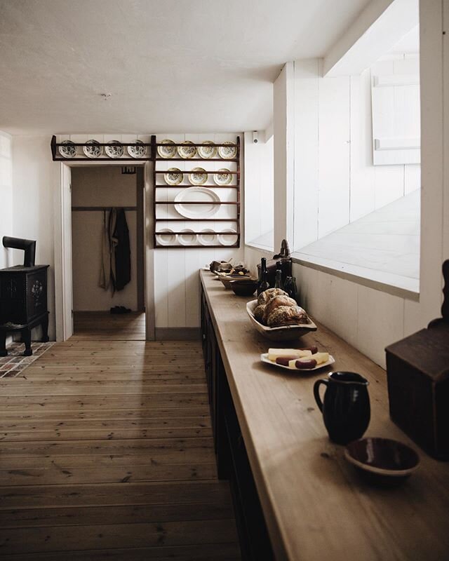 1770s kitchen✨ ⠀⠀⠀⠀⠀⠀⠀⠀⠀
⠀⠀⠀⠀⠀⠀⠀⠀⠀
#rurallyyours #thewonderinglight #thebeautyinwinter #thevisualcollective #natureandnourish #antijanuaryblues #kindlecuriosity #finddailyhygge #folkandstory #gothictonic #theconstantlycurious #createinwinter #country