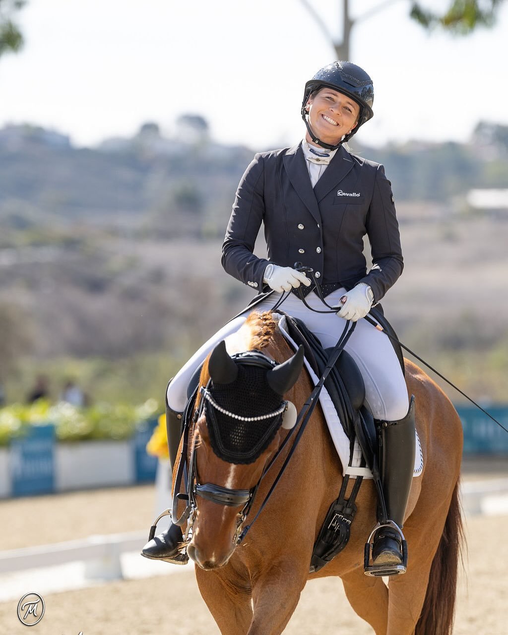 Gotta make light of the fact that we pay for other people to judge how well we have perfected circles on farm animals 🤪🎉
.
. 1️⃣ more training spot available at @arroyodelmar in my program if you too want to learn to perfect a circle with us ;)
. @