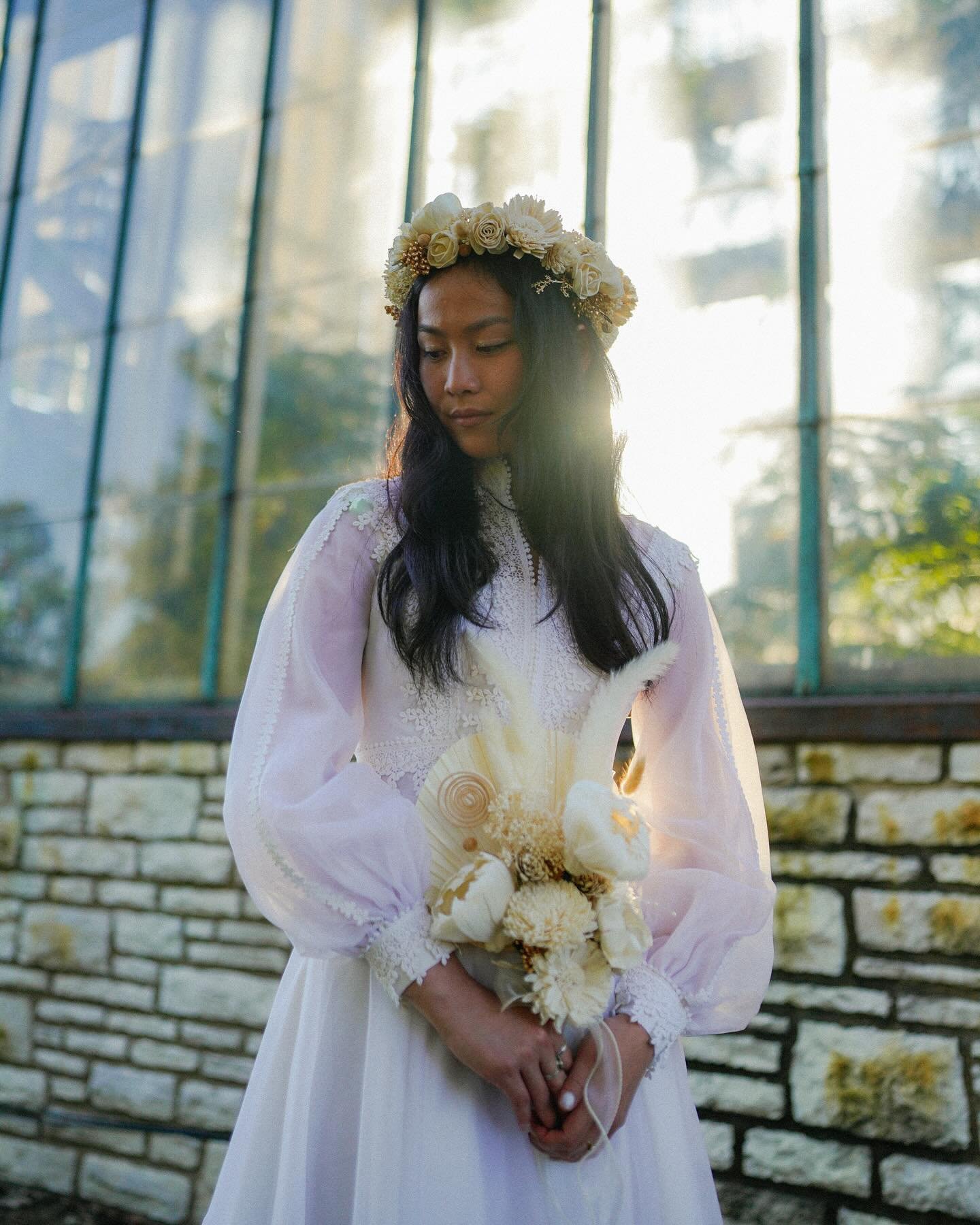 had to have an elegant bridal moment in this immaculate scene &bull; Natalie, married 9/24 in STL 
@brides @gracefulbrides @_anti_bride @wedsociety.northtx @junebugweddings @zola