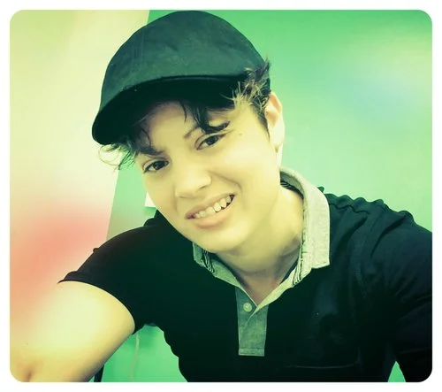 Me! Collared henley-type shirt, newsies cap, boyish hair, soft grin: my teaching aesthetic!
