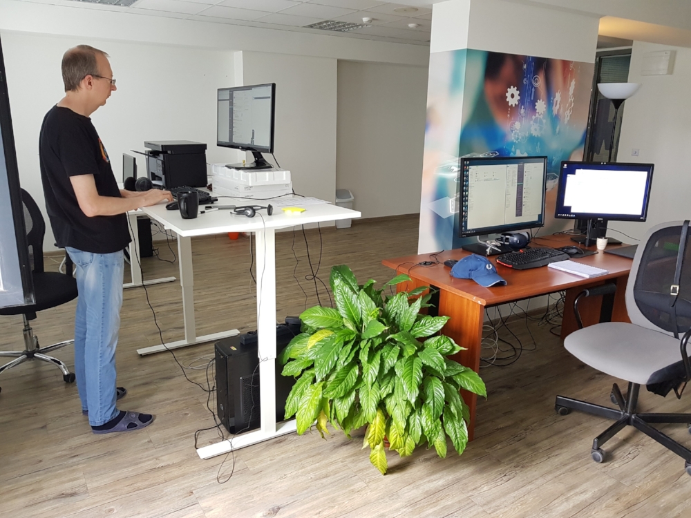 Here we see Julian demonstrating his MacGyver skills by fashioning a monitor stand from some old boxes and some packing foam. No expense spared here!