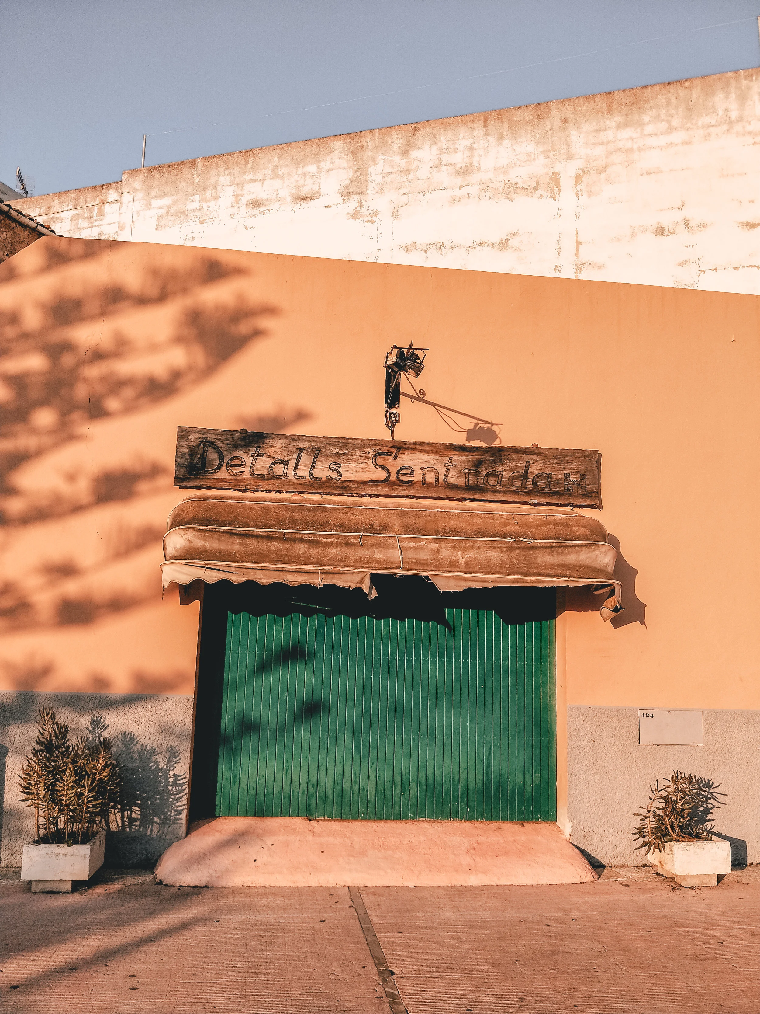 shop front alcudia during siesta