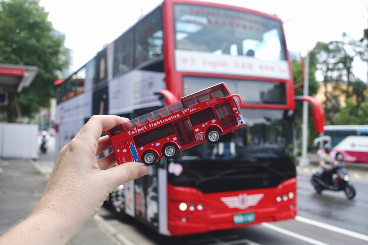 see it red bus ll.jpg
