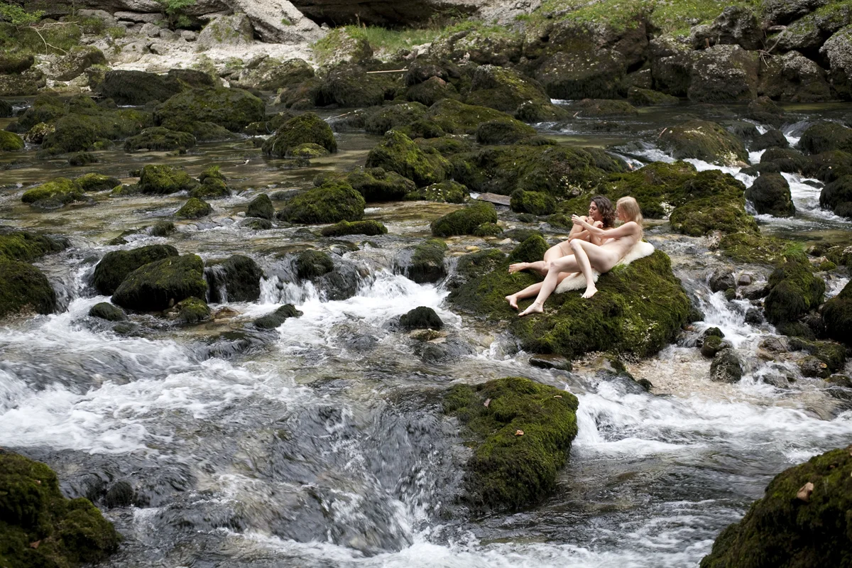 Galatea (Mirjam Klebel) and Traun (Tina Havers) at the river Traun © Magdalena Lepka
