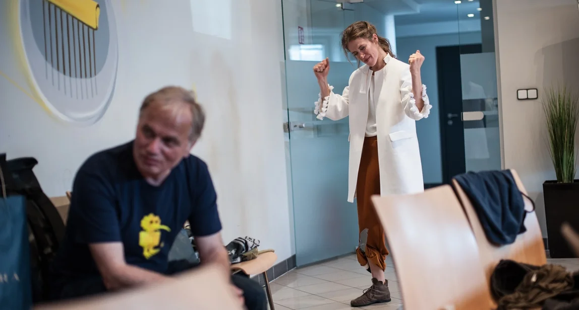 60 FEET ist ein Invisible Tale von Lawine Torrèn im Auftrag von NEVOGA. Performance im Sägewerk, 29.6.2018, Dauer 28 Minuten. Beginn ca. 22.30 Uhr. 400 geladene Gäste der Fa. Nevoga. Performance im Drachensee, 30.6.2018, Dauer 15 Minuten. Beginn ca. 22.00 Uhr. 200 geladene Gäste von Josef Mösl.