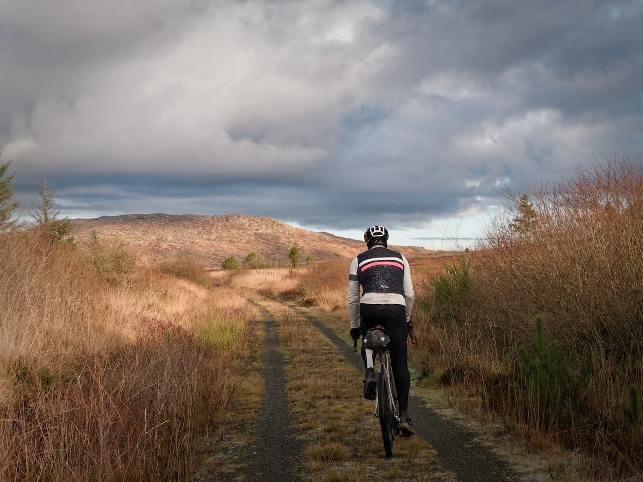 Ice crunching under the wheels and a dusting of snow on the hills - winter riding can be the best. So may beautiful images today.

#gsabiosphere #discovergalloway #reillycycleworks