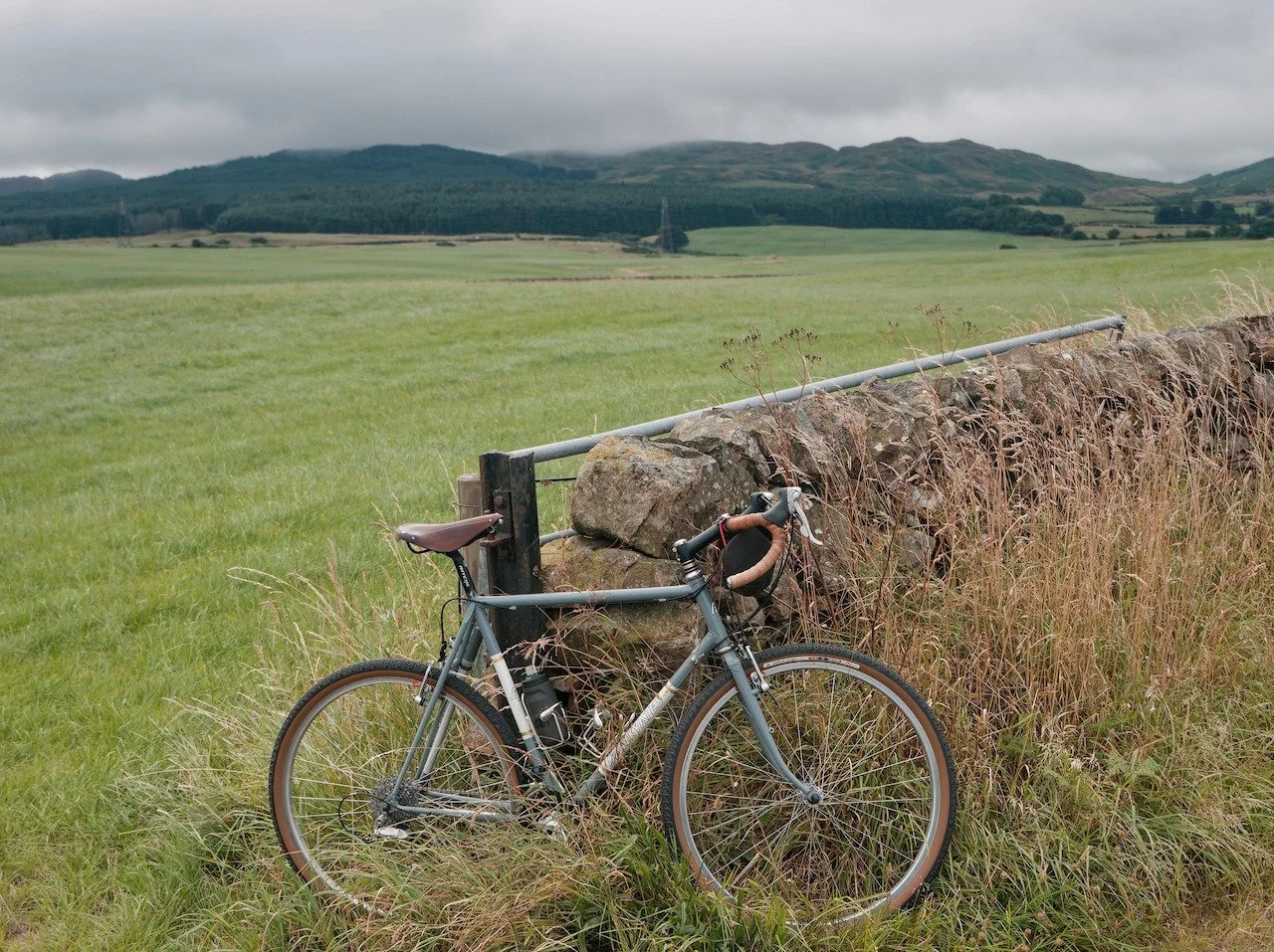 Getting out of the door as soon as possible in the morning is the trick. I took the cafe gravel bike and a camera for a spin around the local tracks - makes the day special - always!