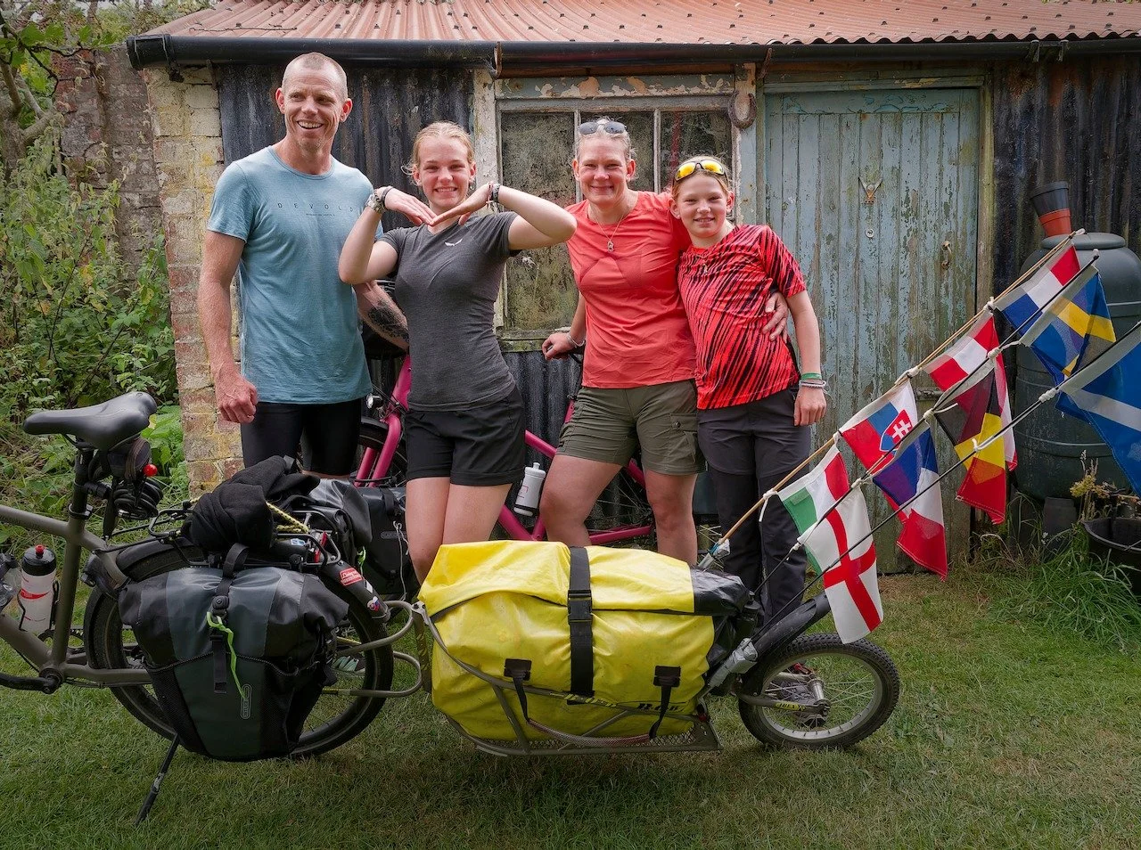 @warmshowers_org guests - a family on the road from the Netherlands. Always gives me hope for the world when you see a family on bikes - you are all amazing!

#warmshowers #familycycling #scotlandstartshere