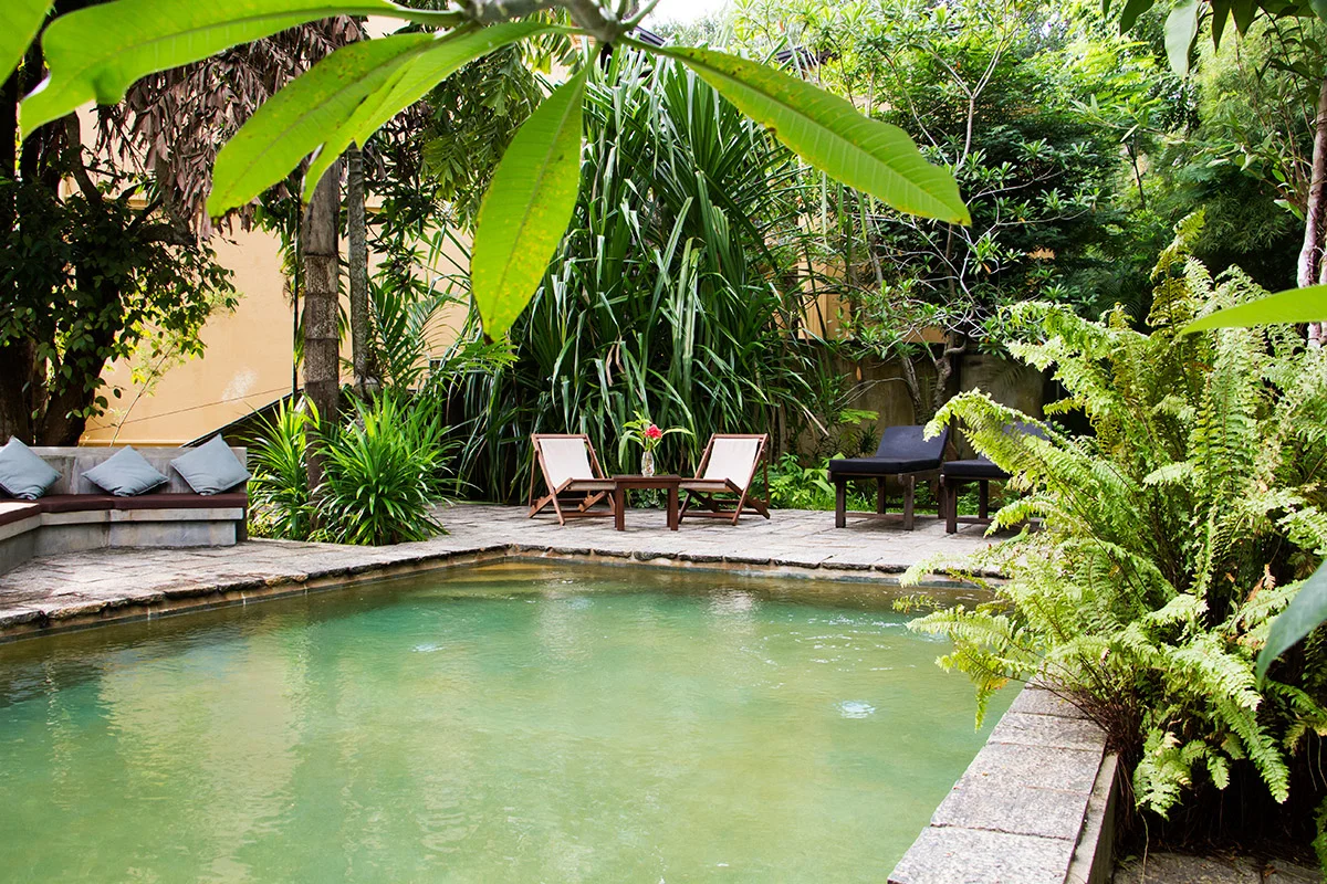 pool with chairs .jpg