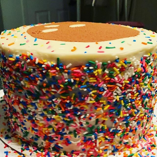 That&rsquo;s a fuckin 4 layer chocolate fuckin cake made with organic whole meal barley flour with cream chee frosties, rainbow sprinkies and a fuckin bowling ball of fuckin Cocoa dust WHO IS THE REAL #premiumdaddy ?! Me or @andymcdermottmtj ?!Cast y