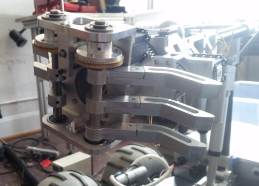 Here is the completed end effector with the short fingers attached and opened as widely as possible. It is mounted to the end of the arm and is ready for competition.